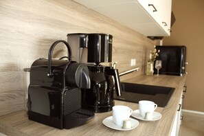 Een koelkast, een oven, een kookplaat, een vaatwasser