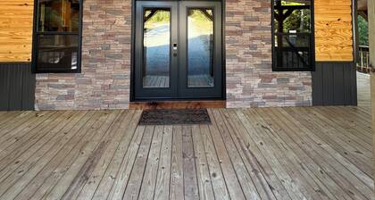 Red River Gorge, Wi-Fi, hot tub, fire pit, Natural Bridge, cabin, and private.