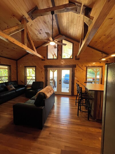 Red River Gorge, Wi-Fi, hot tub, fire pit, Natural Bridge, cabin, and private.