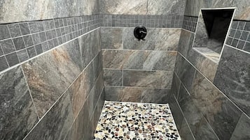 Douche, sèche-cheveux, serviettes fournies, savon