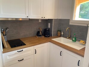 Fridge, microwave, stovetop, dishwasher