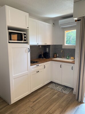 Fridge, microwave, stovetop, dishwasher