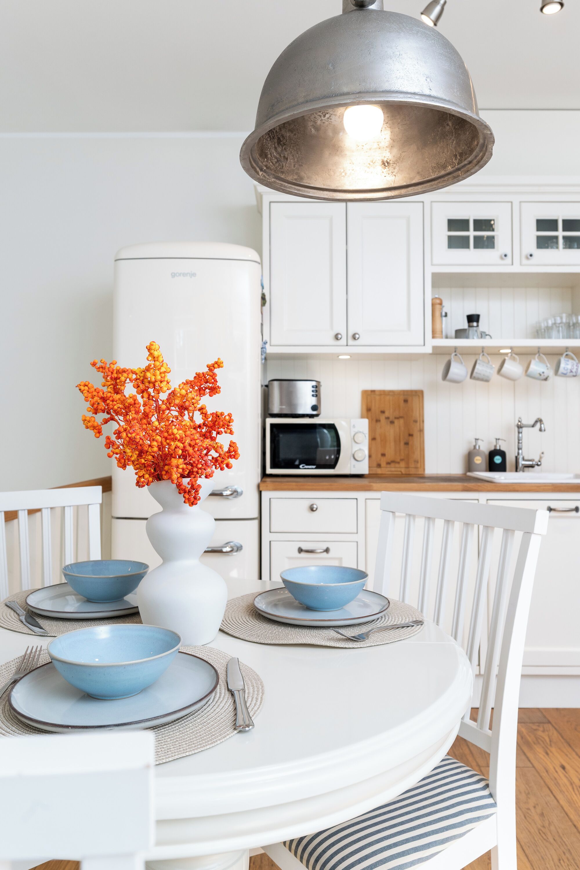 Een microgolfoven, een oven, een kookplaat, een vaatwasser