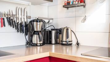 Fridge, oven, stovetop, dishwasher