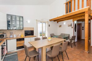 Fridge, microwave, oven, stovetop - Oasi Dell'Etna Apartment with Mountain View, Wi-Fi and Air Conditioning (Belpasso)