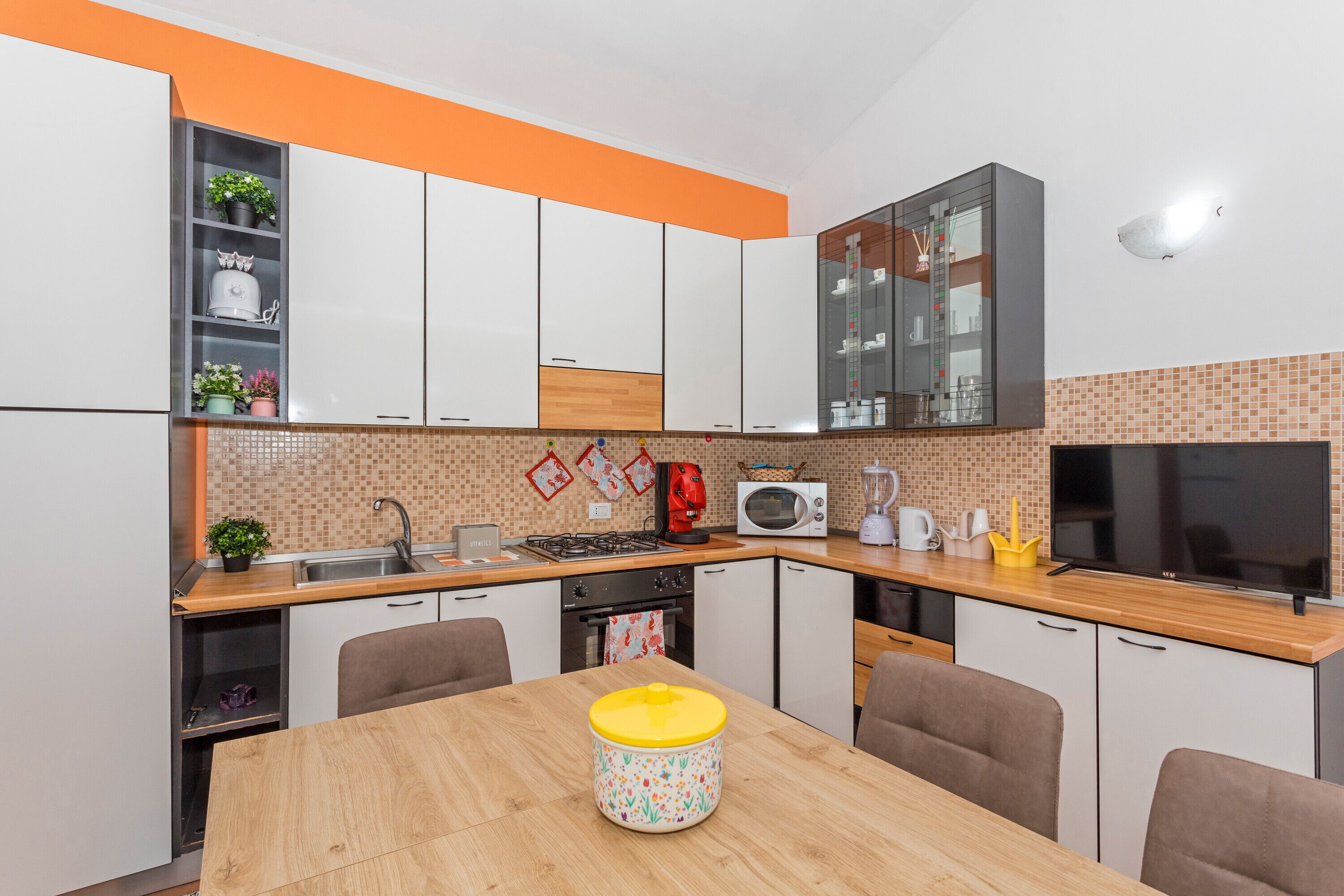 Réfrigérateur, micro-ondes, four, plaque de cuisson