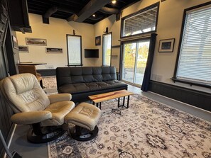 Smart TV, books - Riverfront 2-bedroom house with tons of light, AC, deck & patio. Pet Friendly (Fort Edward)