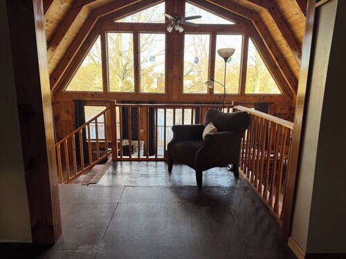 Riverfront 2-bedroom house with Central Air, vaulted ceilings, 2 outdoor decks