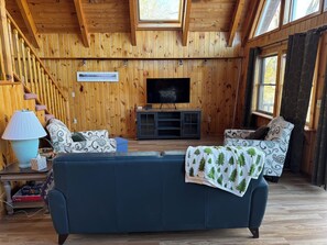 Smart TV, books - Riverfront 2-bedroom house with tons of light, AC, deck & patio. Pet Friendly (Fort Edward)