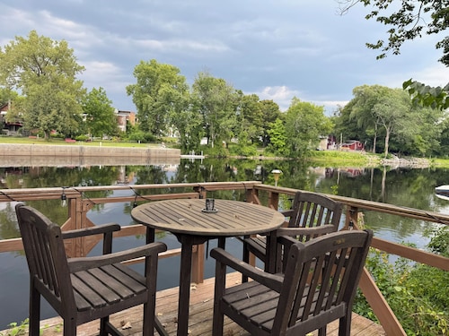 Riverfront 2-bedroom house with tons of light, AC, deck & patio. Pet Friendly