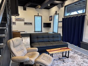 Smart TV, books - Riverfront 2-bedroom house with tons of light, AC, deck & patio. Pet Friendly (Fort Edward)