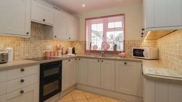 Een vaatwasser, kookgerei, borden en bestek