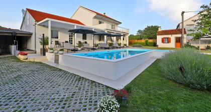 Ferienhaus Nona mit Pool