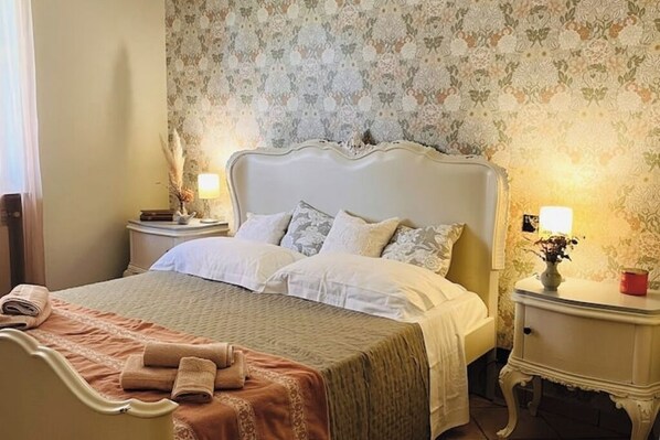 2 bedrooms, iron/ironing board, internet, bed sheets