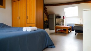 Iron/ironing board, free WiFi, bed sheets