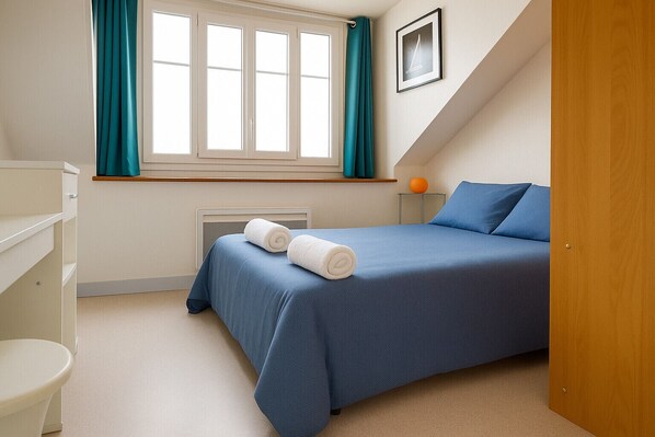 Tabla de planchar con plancha, wifi gratis y ropa de cama 