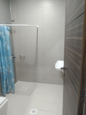 Bathroom - Cozy studio in tranquil Seef with AC (Seef)