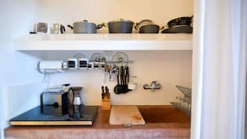 Réfrigérateur, micro-ondes, plaque de cuisson, cafetiÚre/bouilloire
