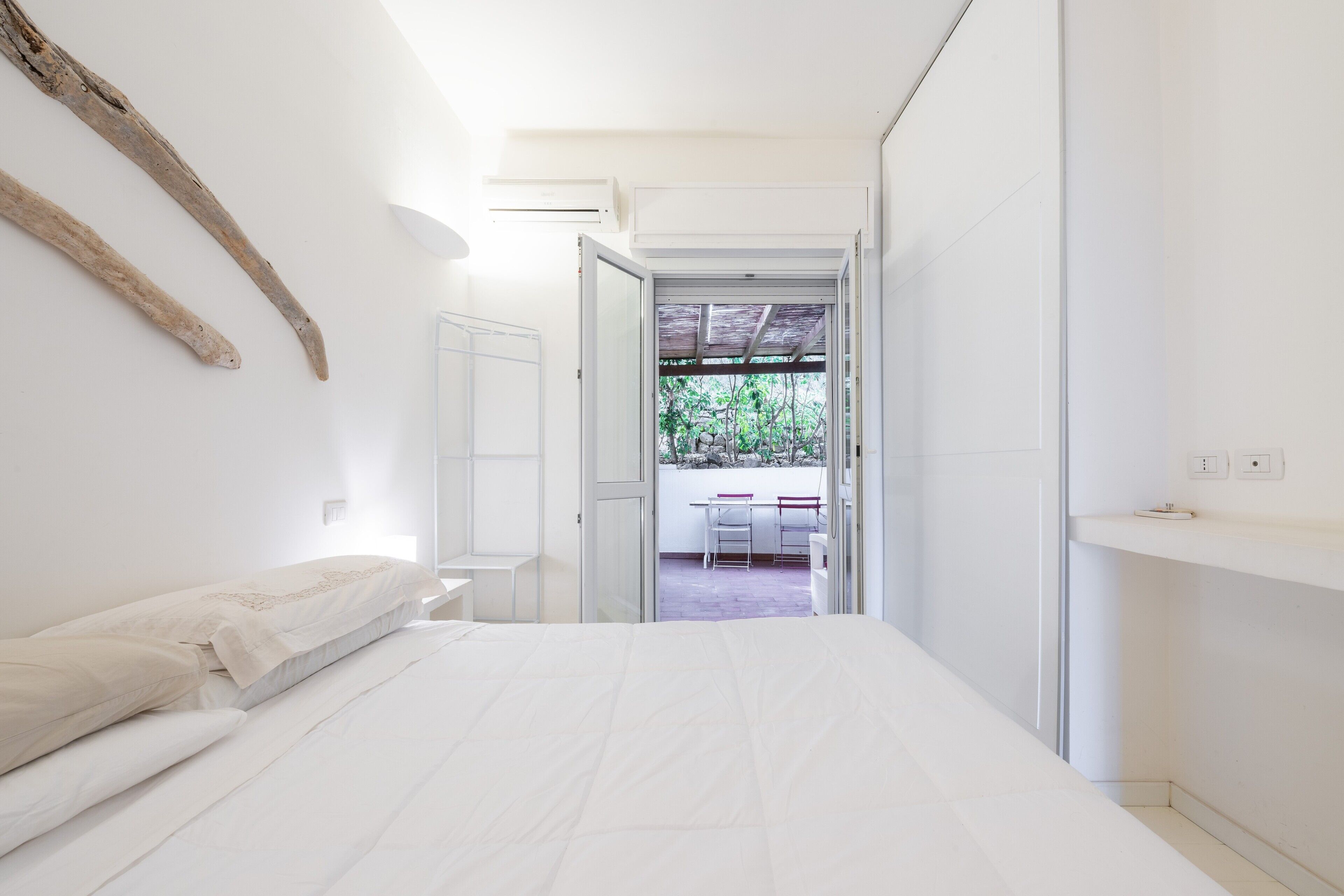 2 quartos, ferros/tábuas de passar roupa, roupa de cama
