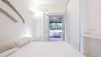 2 quartos, ferros/tábuas de passar roupa, roupa de cama