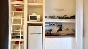 Kühlschrank, Mikrowelle, Herdplatte, Wasserkocher mit Kaffee-/Teezubehör