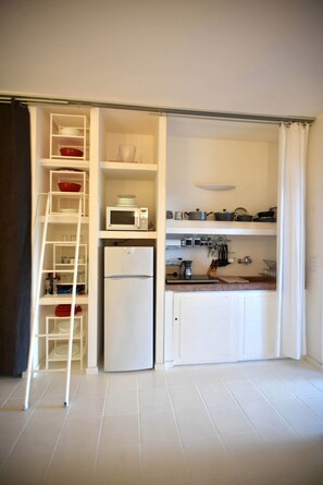 Kühlschrank, Mikrowelle, Herdplatte, Wasserkocher mit Kaffee-/Teezubehör