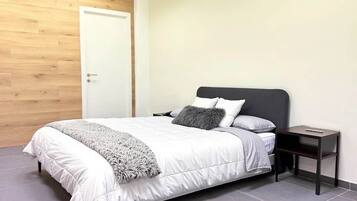 1 slaapkamer, een strijkplank/strijkijzer, wifi, beddengoed