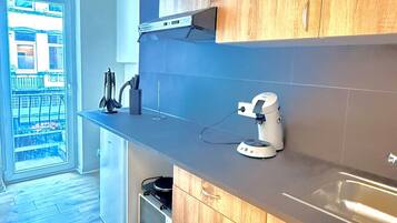 Een koelkast, een microgolfoven, een oven, een kookplaat