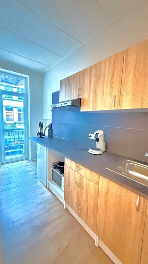 Kühlschrank, Mikrowelle, Ofen, Herdplatte