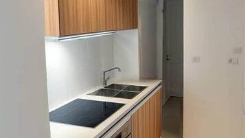 Frigorífico, microondas, horno y placa de cocina