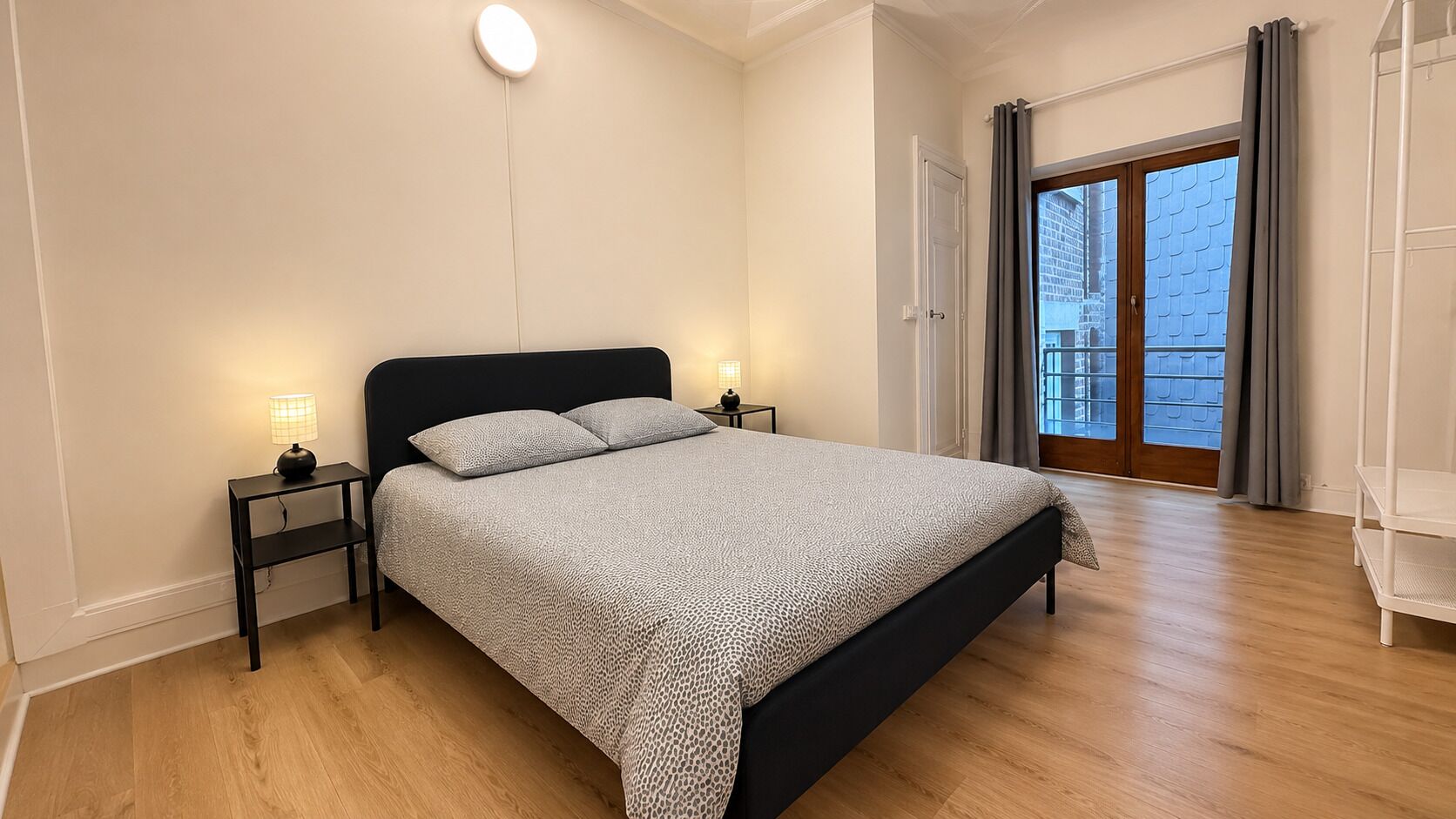 1 slaapkamer, een strijkplank/strijkijzer, wifi, beddengoed