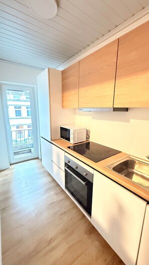 Een koelkast, een magnetron