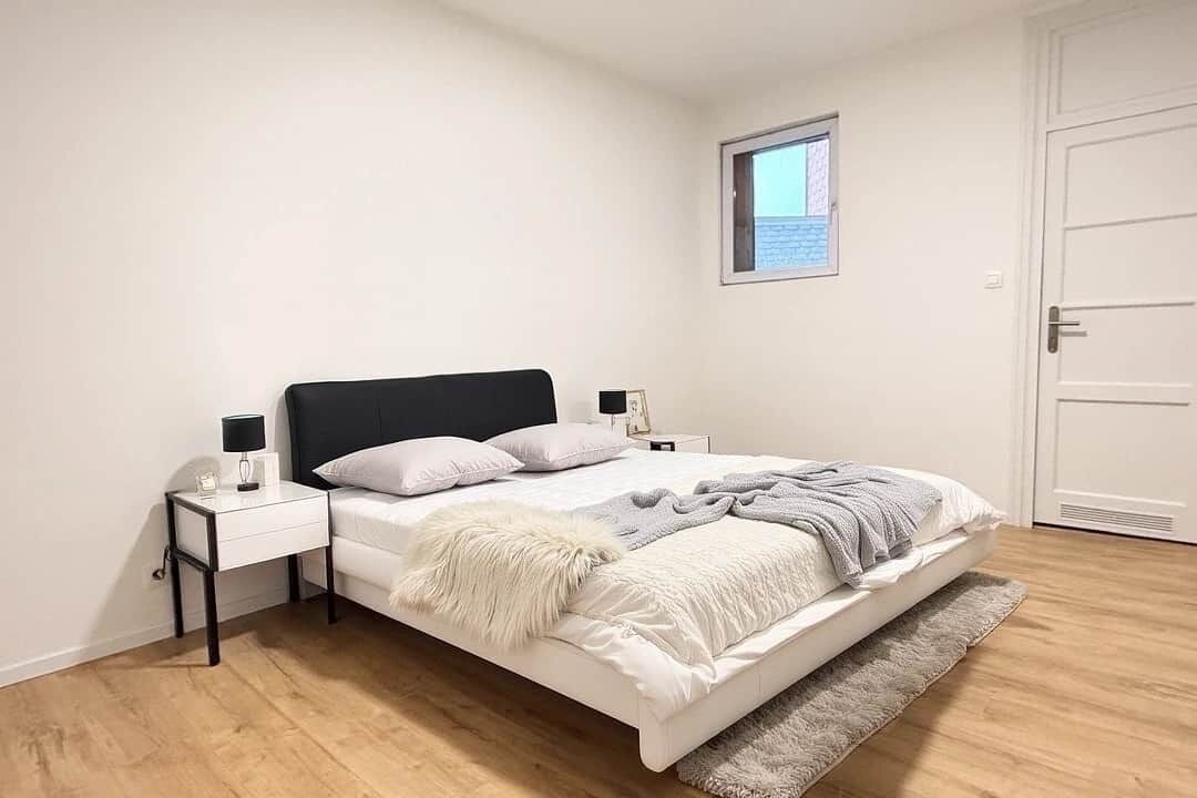 Tabla de planchar con plancha, wifi, ropa de cama