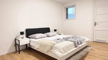 Een strijkplank/strijkijzer, wifi, beddengoed