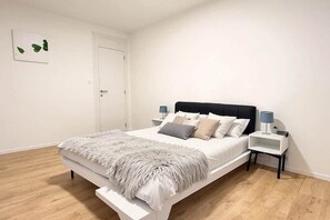 Tabla de planchar con plancha, wifi y ropa de cama