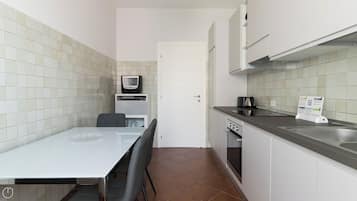 Appartamento (2 Bedrooms) | Cucina privata | Microonde, forno, bollitore elettrico, seggiolone