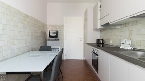 Apartemen (2 Bedrooms) | Dapur pribadi | Microwave, oven, ketel listrik, dan kursi makan untuk bayi