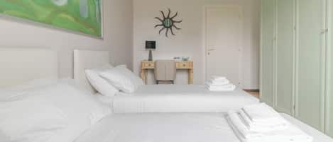 Apartment (2 Bedrooms) | 2 bedrooms, laptop workspace, iron/ironing board, cribs/infant beds