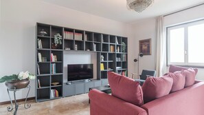 Apartemen (2 Bedrooms) | Area keluarga | Televisi 32-inci dengan saluran TV kabel