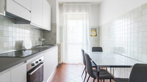 Apartment (2 Bedrooms) | Private kitchen | Microwave, oven, electric kettle, high chair