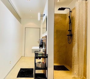 Douche, séchoir à cheveux, serviettes fournies, papier de toilette