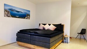 1 soverom, skrivebord, strykejern/-brett og reiseseng for barn
