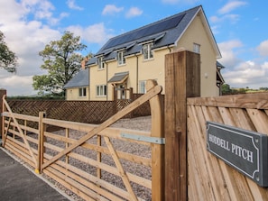A residential property named Hoddell Pitch with a wooden gate and a signboard. - Hoddell Pitch Cottage (Presteigne)