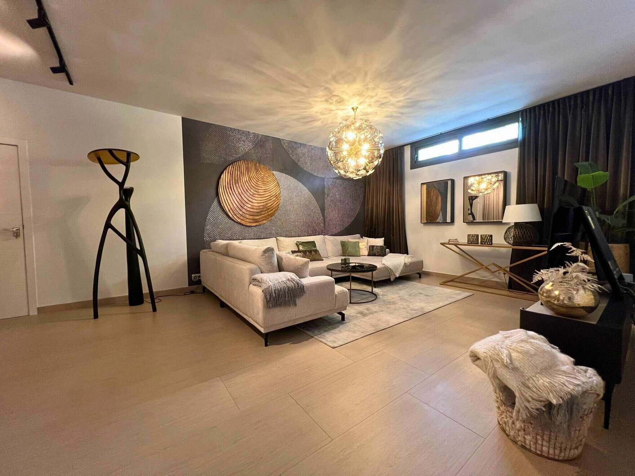 Una sala de estar moderna con un sofá, una mesita de centro y elementos decorativos.