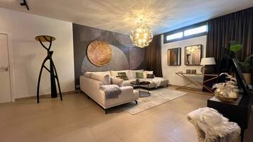 Una sala de estar moderna con un sofá, una mesita de centro y elementos decorativos.
