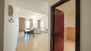 Appartement Premium, 1 chambre, vue marina | Coin séjour
