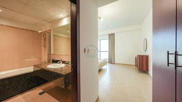 Cortinas blackout, tabla de planchar con plancha y wifi gratis