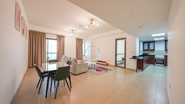 Een modern appartement met een eetgedeelte, woonkamer en keuken.