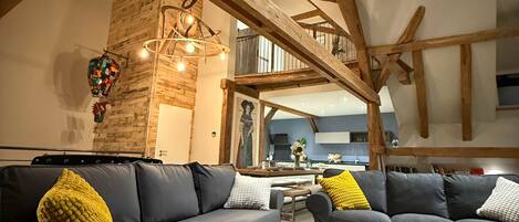 Smart TV, pebolim, livros