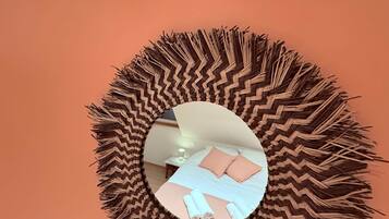 3 slaapkamers, een bureau, een strijkplank/strijkijzer, reisbedje